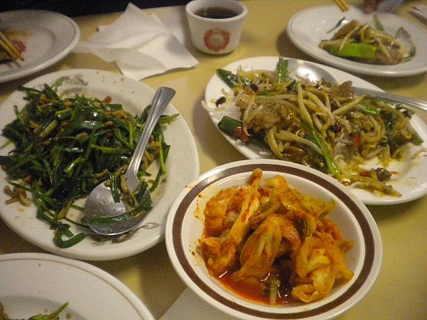 ニラの炒め物など。中華と韓国の合作料理。