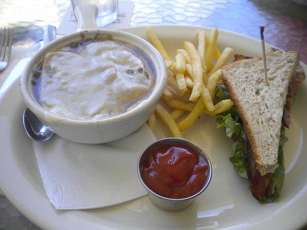今日のメニューはオニオングラタンスープにハーフサイズのサンドイッチ、フレンチフライ。