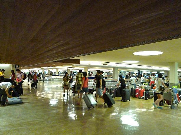 入国審査が終わったらバゲージクレームへ。案外荷物が出てくるのが早いホノルル空港。ビジネスクラスや団体の場合、自分たちよりも先に荷物が出ていることも。