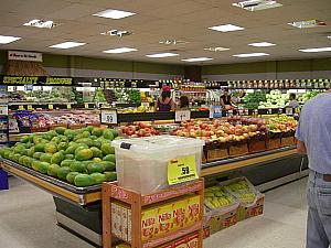 庶民的な雰囲気の店内。地元に愛されるスーパーマーケット