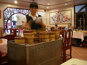 中華街の飲茶レストランでは、カートに乗って蒸篭が運ばれてきます。焼きニラ饅頭や焼き餃子など、カート上で炒めてくれるものもアリ。また、デザートも豊富で選び放題。エッグタルトやマンゴー豆腐がお勧めです