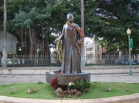 ハワイ州庁舎前にあるリリウオカラニ女王像
