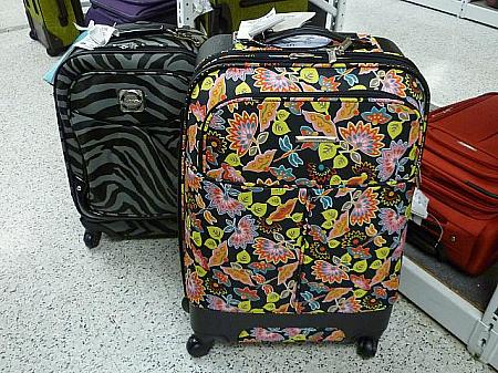 こんなスーツケースなら、空港の受け取りカウンターですぐに目につきそう。どちらも５９ドル９９セント。