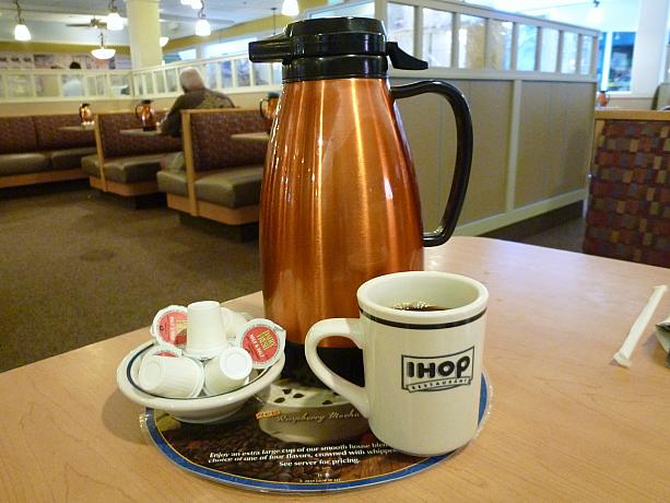 「ＩＨＯＰ］は「アイホップ」と発音。「International House of Pancakes」の略なんです。コーヒーを頼むとポットで出てきます。１人で１つ。２人だと２つ。