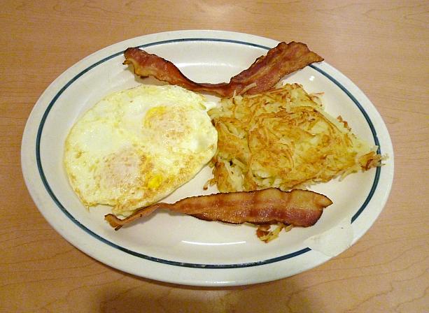 ハッシュドポテトにベーコン、そして「over easy」エッグ。ロコの間で一番人気のある朝食用の卵の焼き方がこのオーバーイージー。目玉焼きと違うのは、両面を焼くところ。