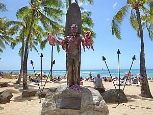 ハワイでは普段から、あらゆる銅像にレイが掛けられています。