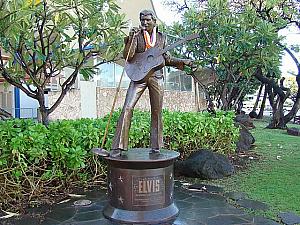 ハワイでは普段から、あらゆる銅像にレイが掛けられています。
