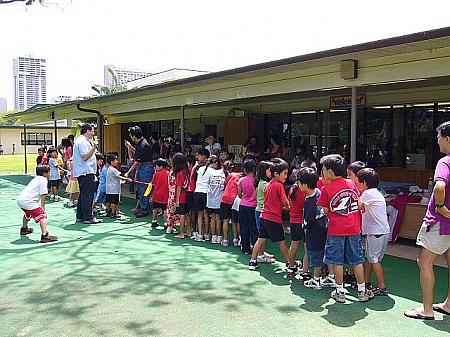 チルドレンズデーに日本の綱引きを楽しむ地元小学校の生徒たち。