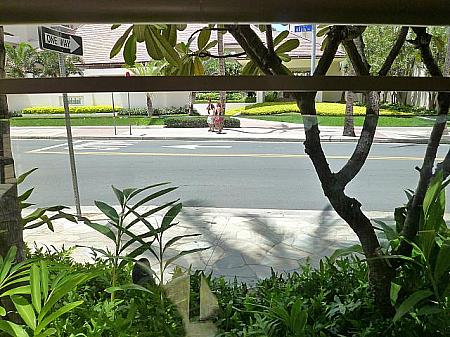ランチ＆バータイムは外のラナイのみの営業。向かいにハレクラニ・ホテルが見えます。