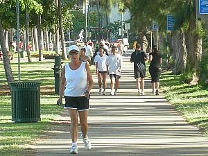 カピオラニ公園、ワイキキのビーチ沿い、アラモアナ公園…。　朝から走ったり歩いたりする人でいっぱい