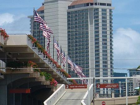アラモアナ・センターにも数多くの星条旗が。