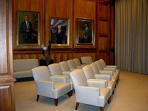 知事室と歴代知事の肖像画。ここも自由に出入りできて、このイスにも座れるんですよ～