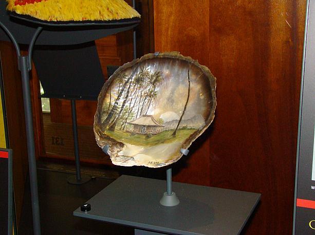 ステキな工芸品・・・貝殻に描かれた絵画は、バニース・パウアヒ・ビショップ王女が描いたものとされています。