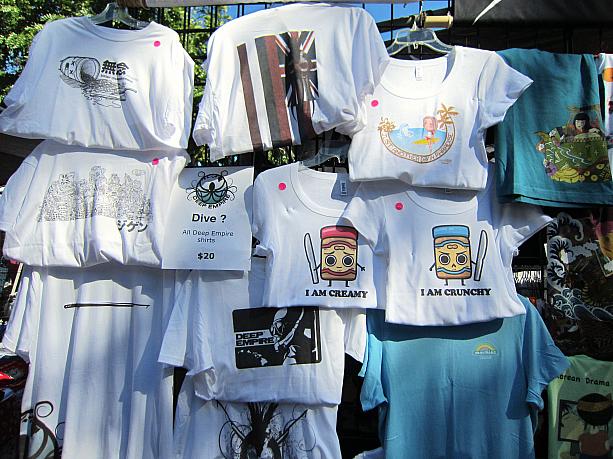 クラフトフェアの定番商品といえば、ジャパニーズスタイルのTシャツ。胸元に「やかましい」「あぶない」なんてプリントされたTシャツを着たロコを見かけたことのある方もいるのでは？