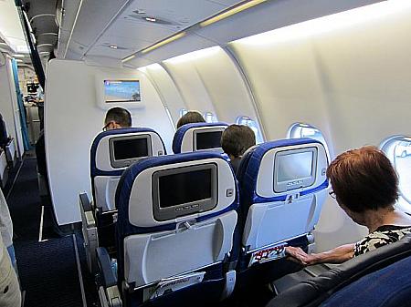A330のメインキャビンの座席配置は、2席－4席－2席。