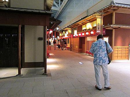 江戸小路のほとんどのショップは22時に閉店です。