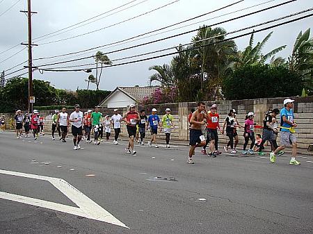 2011年ホノルルマラソンの参加ランナー数は22,615名、うち日本からの参加者12,360名。