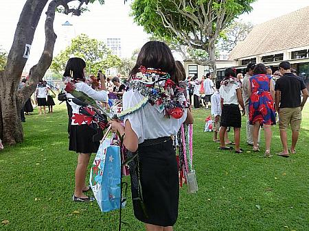 5月～6月はハワイの卒業式シーズン。欠かせないのが生花やキャンディなどのさまざまなレイ。