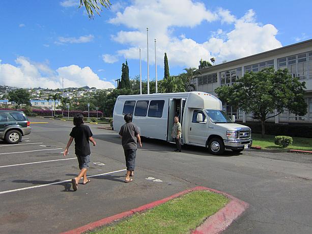 カリヒ地区にあるハワイ金刀比羅神社・ハワイ太宰府天満宮へ初詣へ参りました。元日はご近所のダミアン・スクールの駐車場が開放されて、臨時駐車場に。神社まで無料シャトルバスが運行しています。