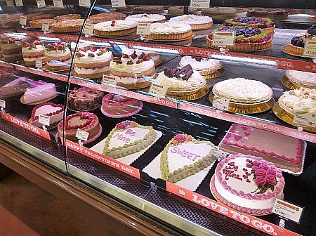 バレンタインデーにふさわしいピンクやハートのケーキ。
