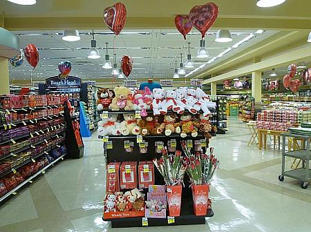 スーパーやドラッグストアにはチョコレートの特設コーナーが。