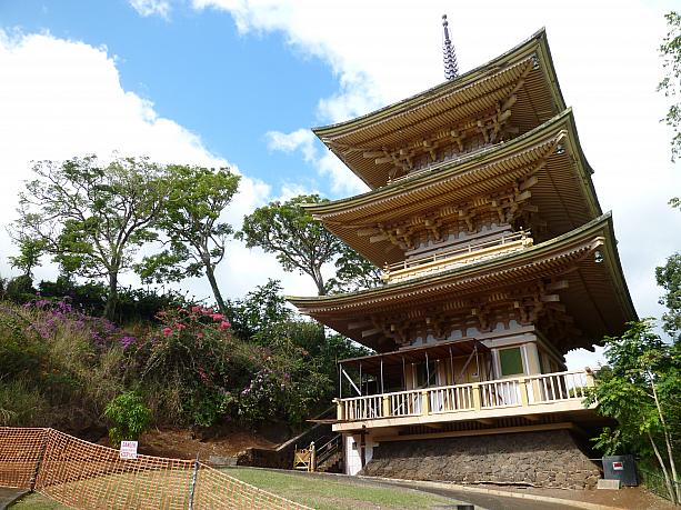 実物は、ホノルル・メモリアルパークという墓地の「京都庭園」内にあります。金閣寺を模して1964年～1966年に建造されました。が、現在は「危険 近寄るな」のサインがあり、立ち入り禁止。
