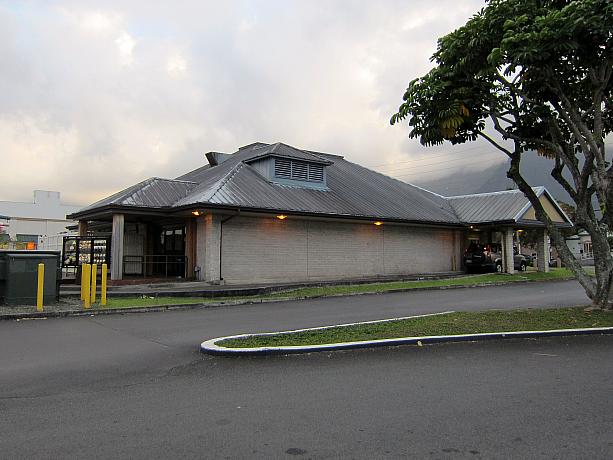 裏に回るとよくわかりますが、ハワイではめずらしいドライブスルー店舗です。