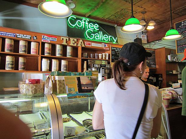 メイド・イン・ハワイのコーヒー豆を求める観光客や、カフェにラップトップを持ち込んで長居する地元客で、週末の店内はいっぱい。