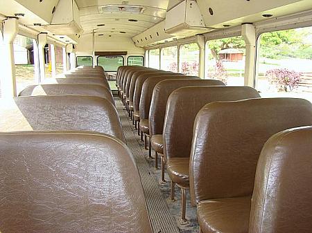 乗り心地は決して良くありませんが、ま、アメリカのスクールバスを体験できるチャンスだと思って！