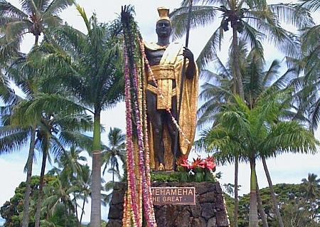 ハワイ島ヒロの町に建つカメハメハ大王像