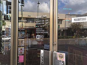 たとえばコチラはカイムキタウンのランドマーク的カフェ「コーヒートーク」。店の扉には「Wi-Fi」サインが