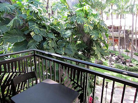ロイヤル・ハワイアン・センターの中庭を望みながらWi-Fi（「ザ・アイランド・ヴィンテージ・コーヒー」）
