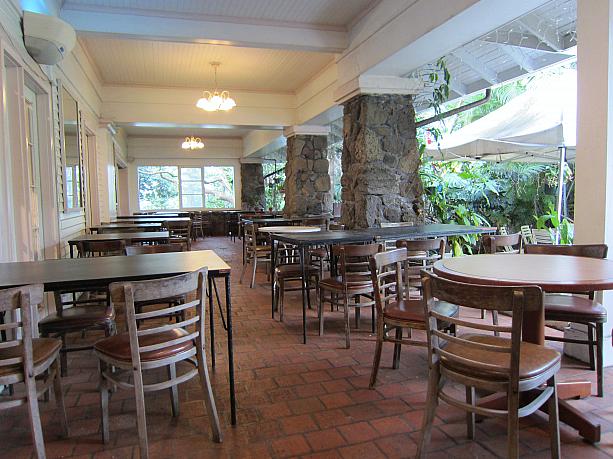 「ワイオリ・ティールーム」は、国と州の歴史登録財に指定されています。古き良きロマンチックなハワイ時代の建物と内装がとってもステキ。今日のセールが催されたのは営業時間終了後。
