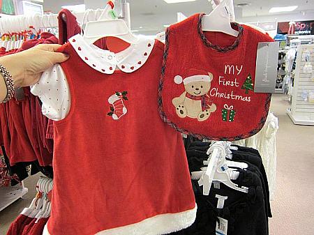 ホリデーシーズンにはクリスマス用の子供服が豊富。「My First Christmas（ボクの/ワタシの最初のクリスマス）」と刺繍されたビブ、カワイイ～