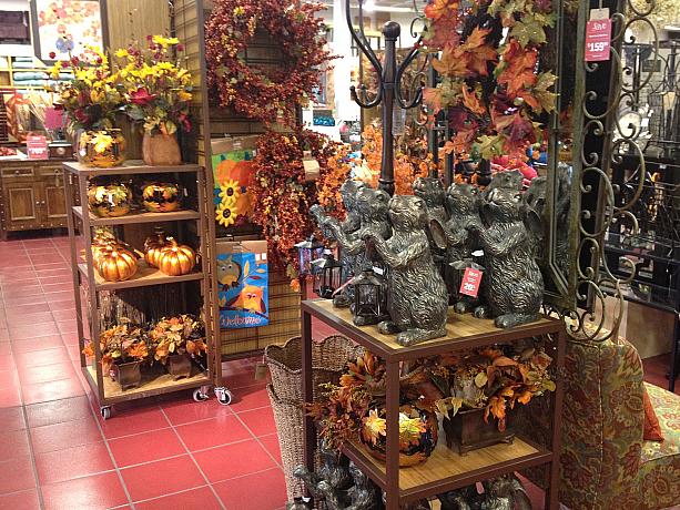 店内はすっかり秋支度！ パンプキンや枯れ葉の飾りや、ベリーのリース。