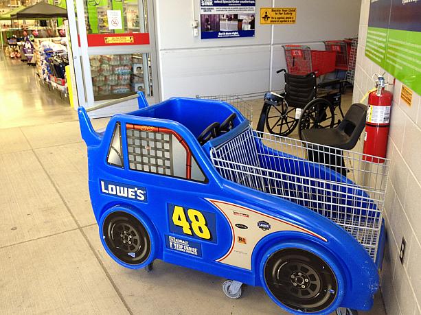 今日はそのうちの一つ、「ロウズ（Lowe's）」へやってきました。子供を乗せられるスポーツカー型のショッピングカート。小さな男の子なら大喜びしそうですネ。