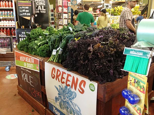 こちらは野菜のケール（Kale）。日本では青汁の原料として知られていますが、ハワイでもここ数年、野菜売り場に登場し始めました。こちらではサラダに入れて食べることが多いんですが・・・