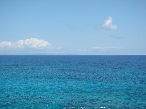 名前の由来は、晴れた日には遠く、ラナイ島やモロカイ島が見えることから。ホラ、今日も島影が見えてます♪