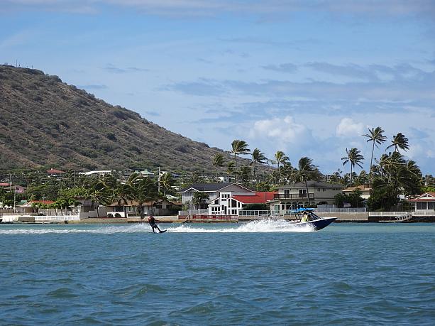 海系アクティビティはオアフ島各地で催行されていますが、ワイキキからも手頃な距離で、よく使われているのが、ハワイカイ。マウナルア・ベイ周辺の海。