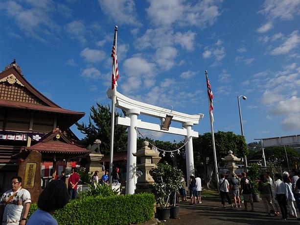 その最たるものがHATSUMODE（初詣）。数年前までは参拝客もごくわずかでしたが、ここ3、4年、ハワイ在住の日本人やロコをはじめ、日本からの観光客の皆さんで、かなりにぎわっています。といっても、日本の神社・仏閣の初詣のような混み具合とは程遠いですが・・・。
