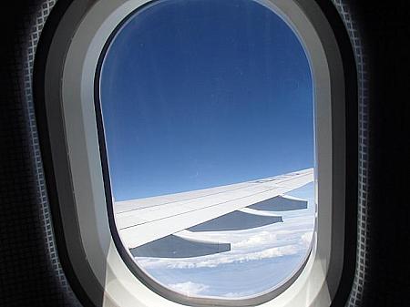 お約束で撮ってしまう飛行機の窓からの景色