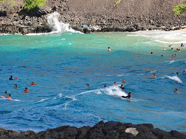 地元のティーン御用達ビーチ。こんなに夏真っ盛りなのに、ハワイの公立校はすでに夏休み終了。新学期が始まっています。