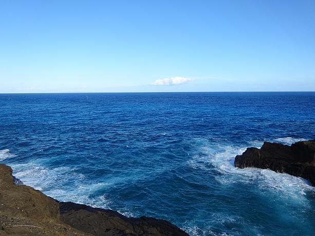 でも、こんなに碧い海の色！これだけでも満足。12月後半になれば、冬期にハワイへやってくるザトウクジラの姿が見える展望台としても知られています。