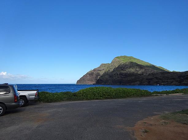 今週末は日本もハワイも三連休！ ハワイの13日（月）はコロンブスデー。ディスカバリーデーとの呼び名もあります。「発見の日」の言葉どおり、クリストファー・コロンブスがアメリカ大陸を「発見」した記念日。国の祝日です。こちらはマカプウビーチのパーキングエリア。