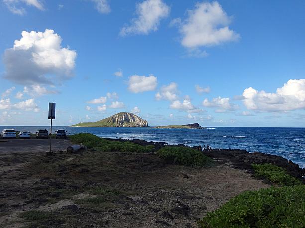 マナナ島（通称ラビット・アイランド）と、カオヒカイプ島（通称タートル・アイランド）を間近に望むことが出来ます。ハワイで働いていて感じるのは、「日本は祝日が多くてイイな～」ということ。国の祝日の数は、アメリカよりも日本のほうが多いんですよ！
