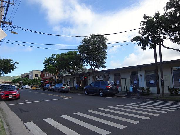 カイルアタウンのメインストリート、Kailua Roadよりも1本裏側のHekili Street。「ブーツ＆キモズ」や「クレープ・ノカオイ」があるのがこちら。
