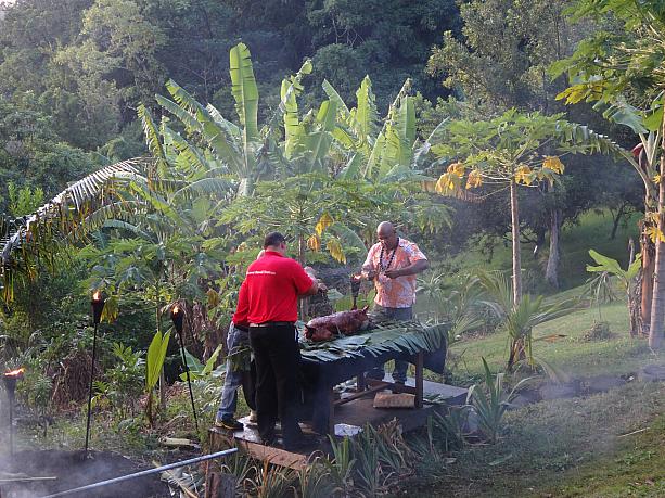 お庭ではカルアピッグ（豚一頭の蒸し焼き）も準備！このルアウの特徴は、タンタラスの丘の上というロケーション、そして、ハワイアン／ローカルスタイルディナービュッフェがおいしいこと！なんとハワイアン航空の機内食のエグゼクティブシェフでもある、地元を代表するシェフの一人、チャイ・チャオワサリー氏が監修しているんです。