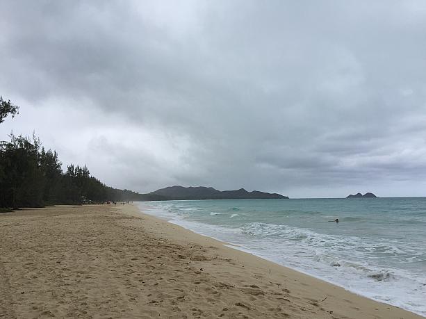 うーん、お天気が悪くて残念！今日やってきたのはワイマナロビーチ。
