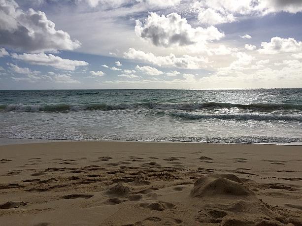 浜辺で静かに寄せ来る波を眺めていると、日常の疲れで固くなった心と体が、なんだかほぐれていくよう。