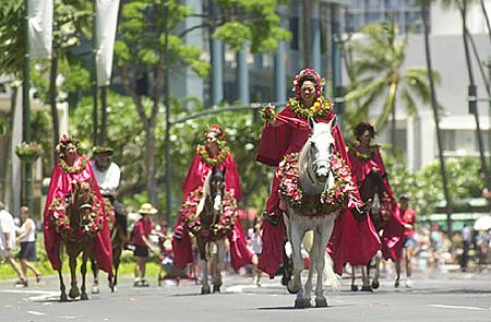 街中がレイと花の香の包まれるハワイならではのイベントは見もの